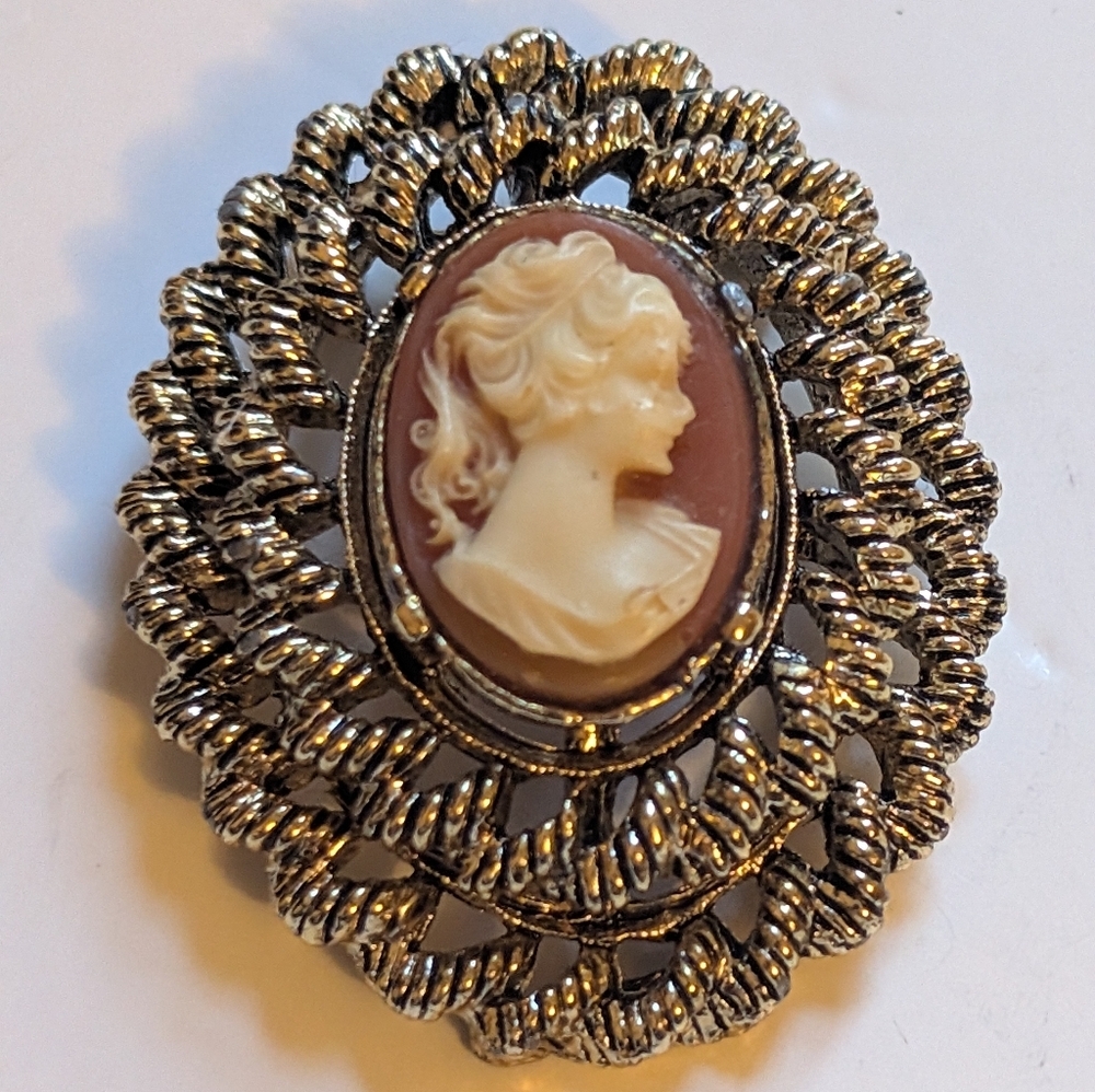 Vintage Cameo brooch signed by Gerry's